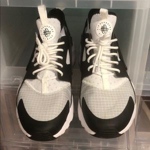 Huarache black and white!